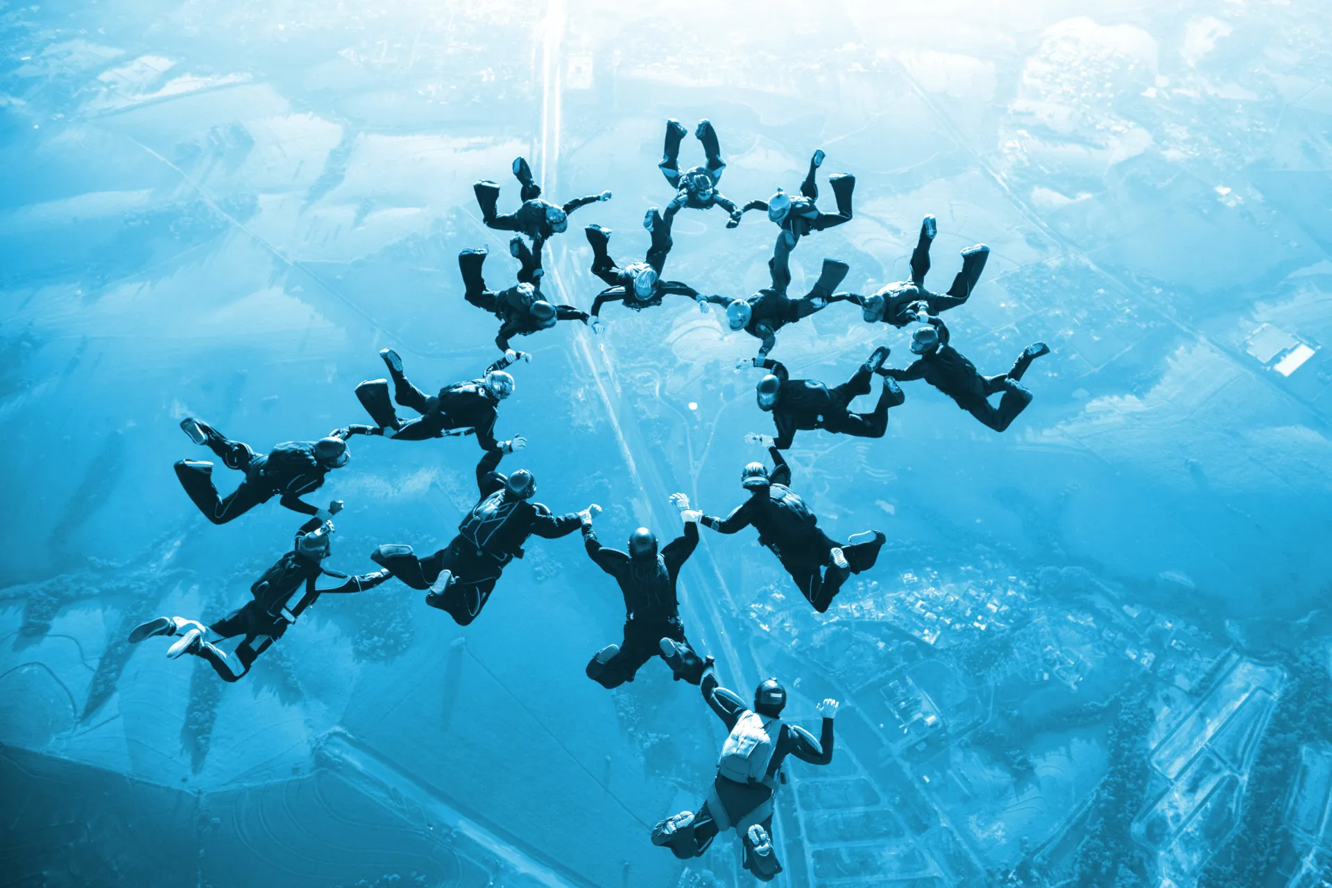 Background Image depicting agile teamwork - whilst sky-diving
